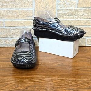 ALEGRIA PALOMA ANIMAL PRINT COMFORT SHOE ZEBRA METALIC SILVER CHROME